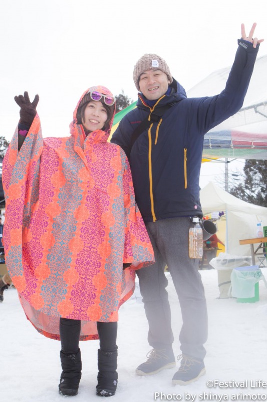 ▲鮮やかなポンチョは雪によく生える！MAMMUTのウェアで雨対策もバッチリ。