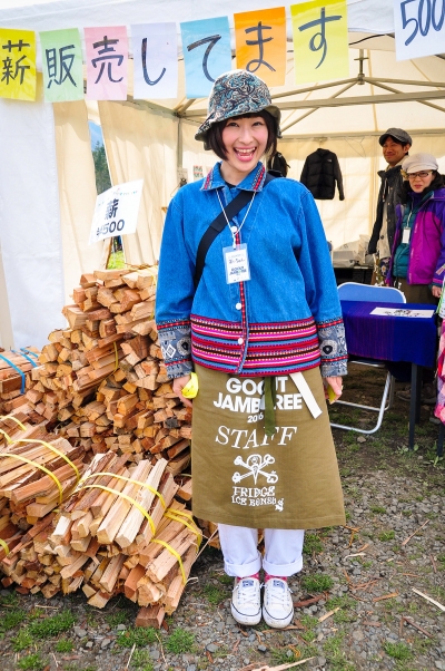 デニム地のトップスに入った柄がカワイイ♪GO OUTの前掛けもスタッフならでは!
