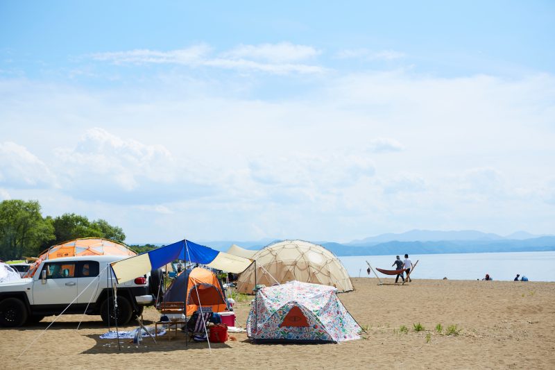 快晴でスタートした今年のGOOUT CAMP！猪苗代湖を望む湖畔でキャンプが楽しめます！