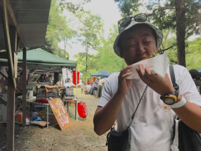 魅惑のキャンプフェスで食べ歩き | フェス飯ハンターの突撃フェスご飯！（滋賀・寝待月のショー）