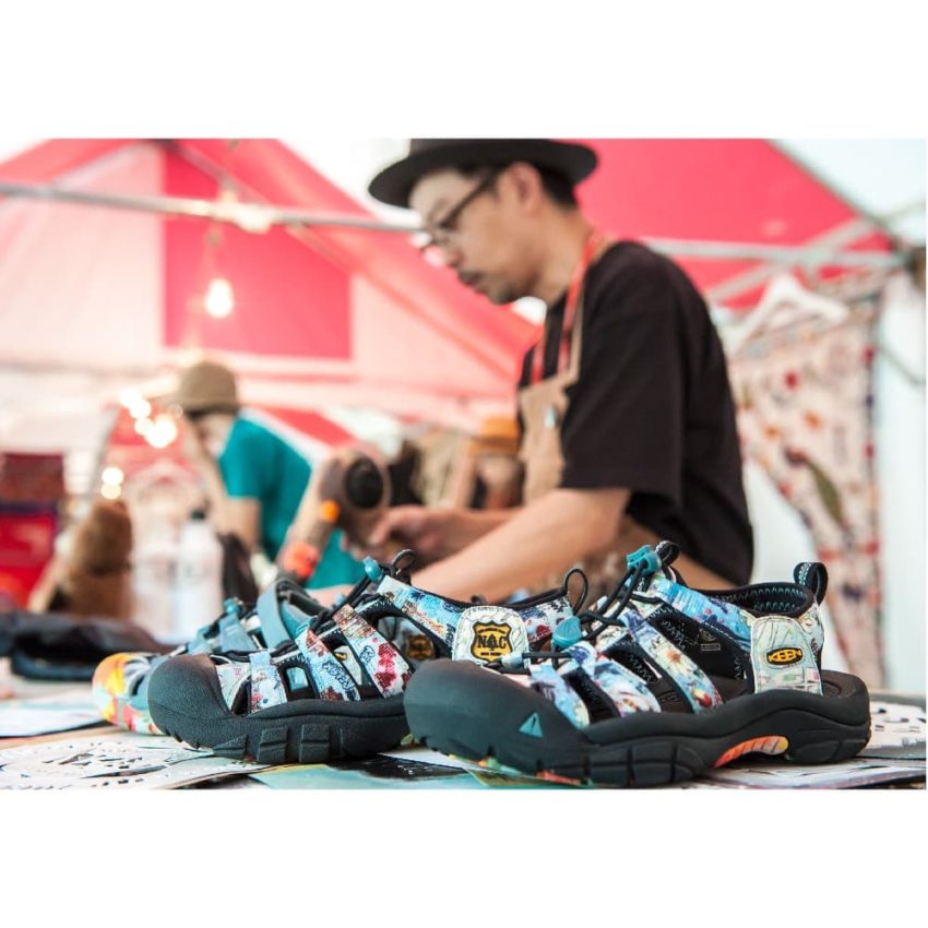 New Acoustic Camp」と「KEEN」のコラボレートモデルサンダル