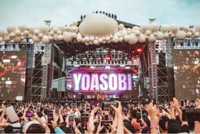 YOASOBI初の海外フェス「Head In The Clouds」メインステージでのオフィシャルライブレポートが到着