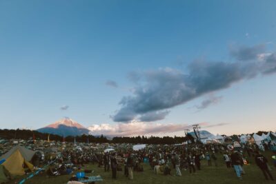 「Camp in 朝霧JAM 2023」折坂悠太、さらさ、TOMMY GUERREROら17組のライブ映像をDAXにて公開